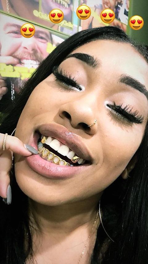 Female Grills, Girls With Grills, Barbie Shoot, Gold Teeth Grills, Open Face Grillz, Girl Grillz, Bottom Grill, Piercings Lip, Piercings Tragus