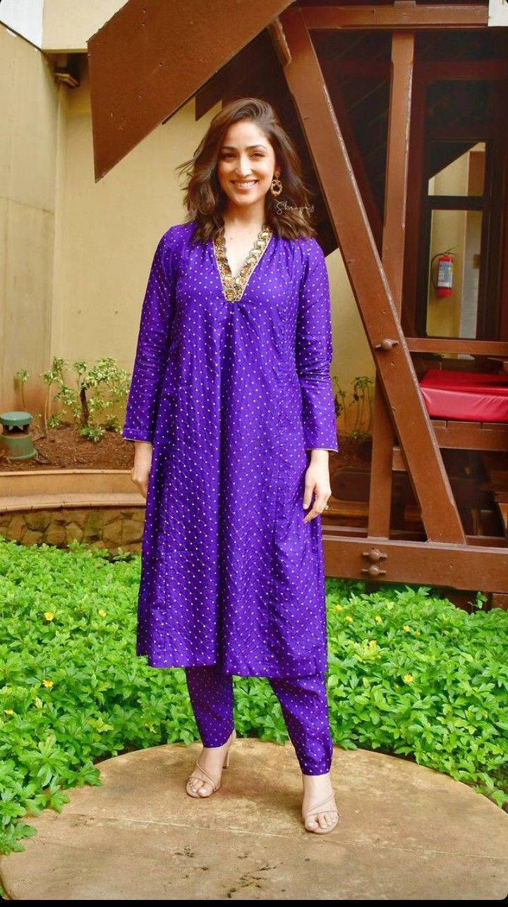 Bandini Lehenga Designs, Bhandej Kurti Designs, Bandhani Dress Ideas, Bandhini Anarkali, Bandhej Blouse Designs, Simple Dresses Indian, Purple Kurti Designs, Bandhani Dress Design Patterns, Bandhani Suits Design