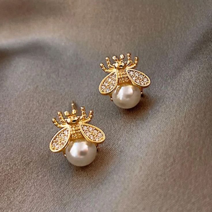 Tiny Crystal Pearl Bee Earrings Piercing Gold Plated Crystal Pearl Earrings, Faux Pearl Earrings, Classic Earrings, Bee Earrings, Wedding Party Jewelry, Animal Earrings, Pearl Design, Pearl Stud Earrings, Crystal Pearls