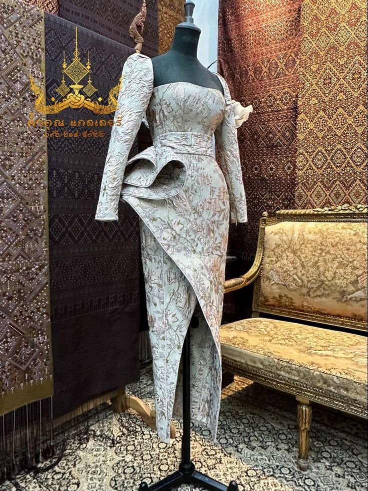 Silk Asoebi Styles, Damask Asoebi Styles 2023, Latest Brocade Dress Styles, Damask Outfits, Damask Asoebi Styles, Brocade Dress Styles, Brocade Designs, Nigerian Traditional Dresses, Robes Glamour