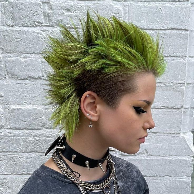 United by Short Hair on Instagram: “Faux Hawk in Anarchy Green ❎🔪🤘⁣⁣⠀ by ⁣⁣�⠀ Cut: @oli_openhairdressing Color: @tomfordhair ⋆ ⁣⁣⠀ #unitedbyshorthair ⁣⁣⠀⁣⁣⠀ ⋆ ⁣⁣⠀ ⋆ ⁣⁣⠀⁣⁣⠀ ⋆…” Girl Haircuts Medium, Haircuts Medium Length, Drawing Purple, Highlights Hairstyles, Androgynous Haircut, Shaved Hairstyles, Haircuts Medium, Hairstyles Girl, Faux Hawk Hairstyles