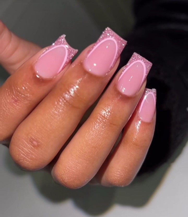 Medium Tapered Square Nails French Tip, Summer French Tips Short, Pink Outline Nails, Pink French Tip Nails With Glitter, Pink Square Nails Short, Square Summer Nails 2024, Pink Short Nails Ideas, Pink Glitter French Tip Nails, Biab Nail