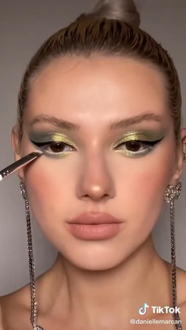 Gold And Green Makeup, Saint Patricks Day Makeup, Gold Eyeshadow Looks, Pat Mcgrath Makeup, Show Makeup, Gold Eye Makeup, Makeup Idea, Green Makeup, Gold Eyeshadow