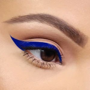 Reina Rebelde Different Eyeliner Looks, Brown Matte Lipstick, Eyeliner Designs, Blue Eyeliner, Cat Eye Makeup, Best Eyeliner, Natural Lipstick, Lips Shades, Colorful Eye Makeup