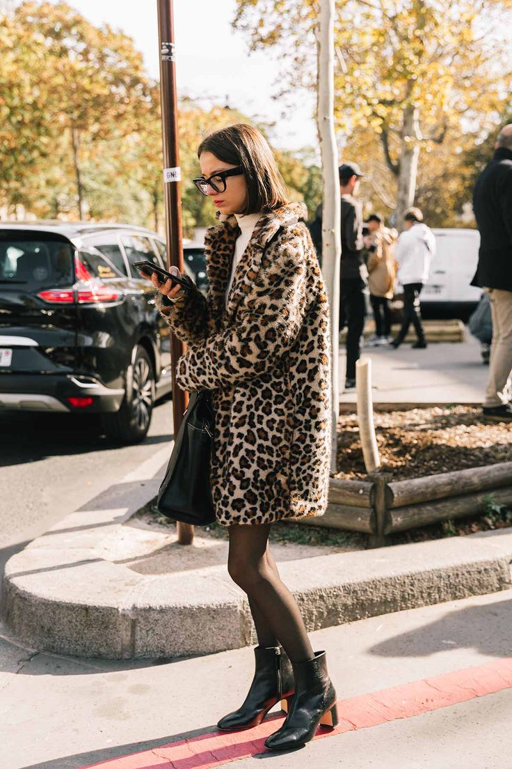 Street Style #PFW / Día 6: 'animal prints' y acentos en rosa, prendas con vocación de clásico que parecen muy nuevas... Todo lo que aprendimos del 'street style' de París. © Diego Anciano / @collagevintage2. Leopard Print Coat, Mode Boho, Retro Mode, Looks Street Style, Print Coat, 10 Reasons, Animal Print Dresses, Style Dresses, Looks Style