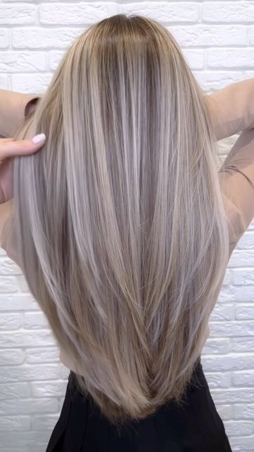 Hair Color Ideas For Blondes Winter, Blonde Hair Color Ideas For Fall Winter, Light Grey Hair, Hair Dye Techniques, Ash Blonde Hair Balayage, Balyage Hair, Baylage Hair, Blonde Layered Hair, Brunette Hair With Highlights