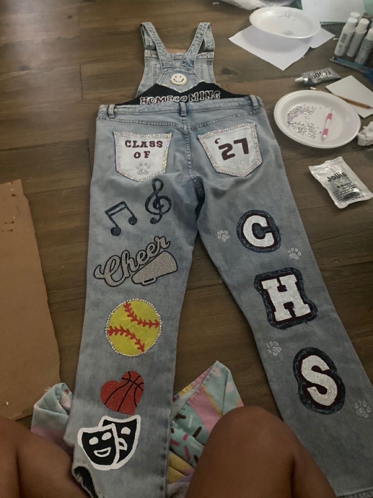 Spirit Overalls Homecoming Diy, Hoco Overalls Freshman, Homecoming Jeans Junior, Freshman Pants Ideas, Homecoming Jeans Ideas Sophomore, Homecoming Pants Ideas Junior, Senior Year Overall Ideas, Painted Senior Overalls, Homecoming Jeans Ideas Freshman