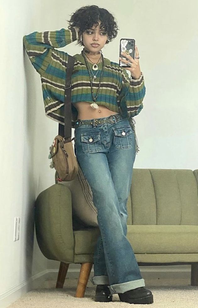 Shoes Flare Jeans, Flare Jeans Outfit Ideas, 40s Mode, Jeans Outfit Ideas, Flare Jeans Outfit, Estilo Hippy, Mode Hippie, Selfie Mirror, Earthy Outfits