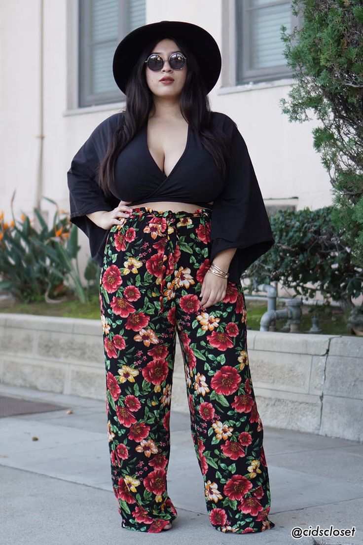 Pantalón Palazzo Flores Floral Palazzo Pants, Cropped Manga, Look Grunge, Look Plus Size, Coachella Outfit, Dress Sweater, Moda Plus, Plus Size Fashion For Women, Floral Pants