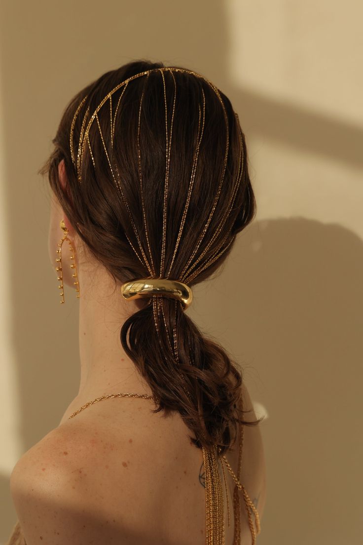 The Alaia Metal Headband arrived to add a modern touch to your outfit. With a triple-layered headband plated in 14-karat gold, this stellar headpiece has cascades of hand-cut beaded chains that fringe around the edges of the headband to beautifully lay down your shoulders. Can be worn on all hair lengths and hair types. Made in NYC. Gold Hair Decoration, Unique Hair Down Styles, Bangs Hair Accessories, Editorial Hair Accessories, Royal Hair Accessories, Art Deco Hair Accessories, Hair Chain Hairstyles, Ethereal Accessories, Fantasy Headband