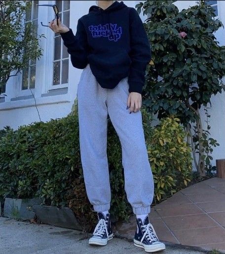 Sweatpants Outfit Aesthetic, Casual Outfits Aesthetic, Hoodie And Sweatpants Outfit, Cute Sweatpants Outfit, Sweatpants And Hoodie, Filmy Vintage, Sweatpants Outfits, Sweats Outfit, Cute Sweatpants