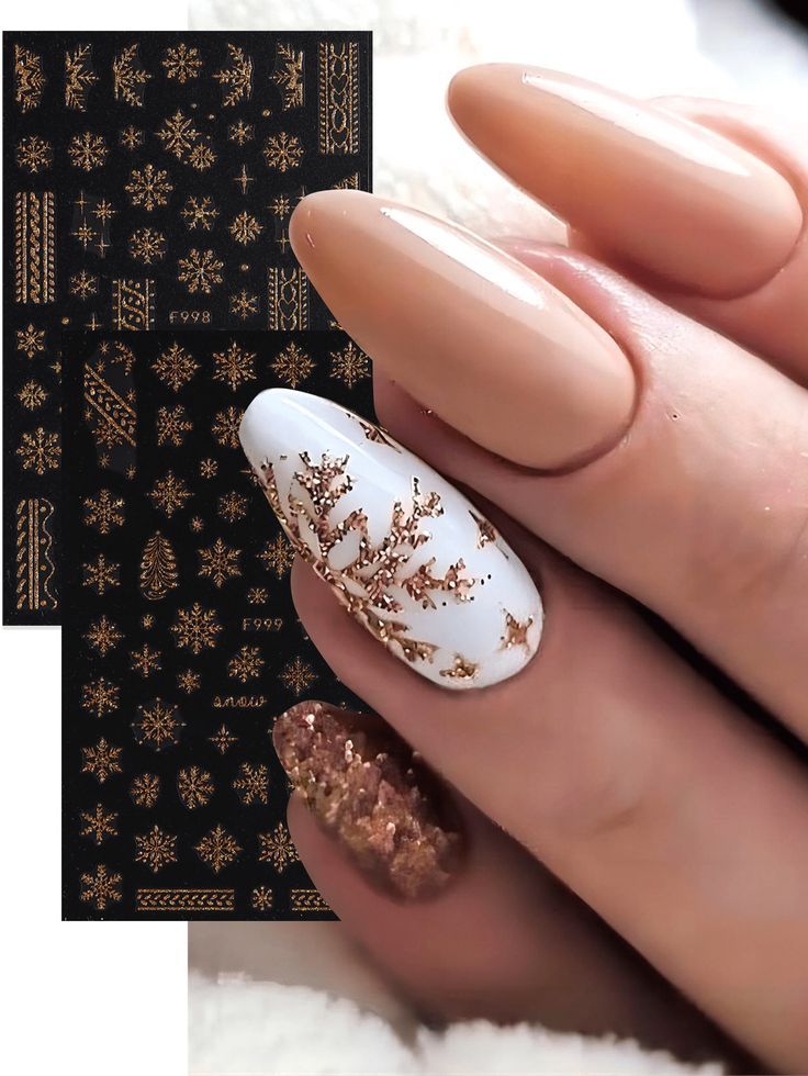 Christmas Nail Stickers Art Designs, Golden Christmas Nails, Gold Snowflake Nails, Winter Nails Gold, Winter Esthetics, Holiday Nails Winter Christmas, Gold Christmas Nails, Gold Holiday Nails, Holiday Party Nails