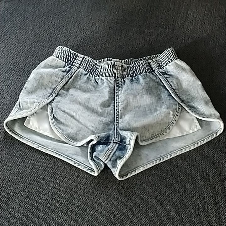 Abercrombie & Fitch Jeans Short Shorts With Two Back Pockets And Elastic Waist. Size Xs. Nwt Stretch Denim Bottoms With Built-in Shorts, Sporty Mid-rise Denim Bottoms, Sporty Denim Jean Shorts For Summer, Sporty Denim Bottoms For Summer, Stretch Denim Blue Short Leg Bottoms, Stretch Denim Blue Short-leg Bottoms, Denim Blue Stretch Short Leg Bottoms, Denim Pants With Built-in Shorts And Short Legs, Casual Light Wash Stretch Bottoms