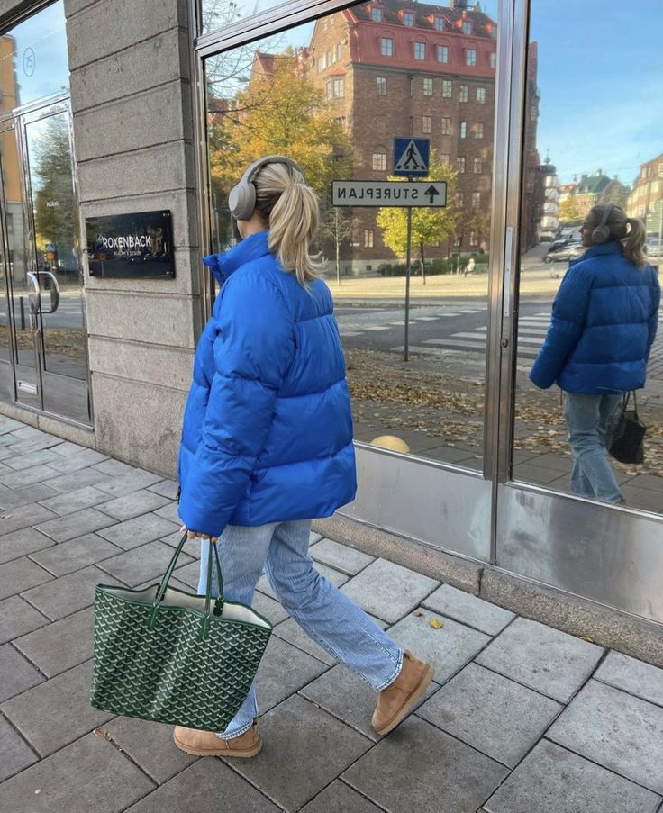 Long Puffer Outfit, Puffer Jacket Winter Outfit, Blue Puffer Jacket Outfit, Puffer Jacket Aesthetic, Long Puffer Jacket Outfit, Cobalt Blue Outfit, Blue Jacket Style, Jacket Winter Outfit, Puffer Coat Outfit