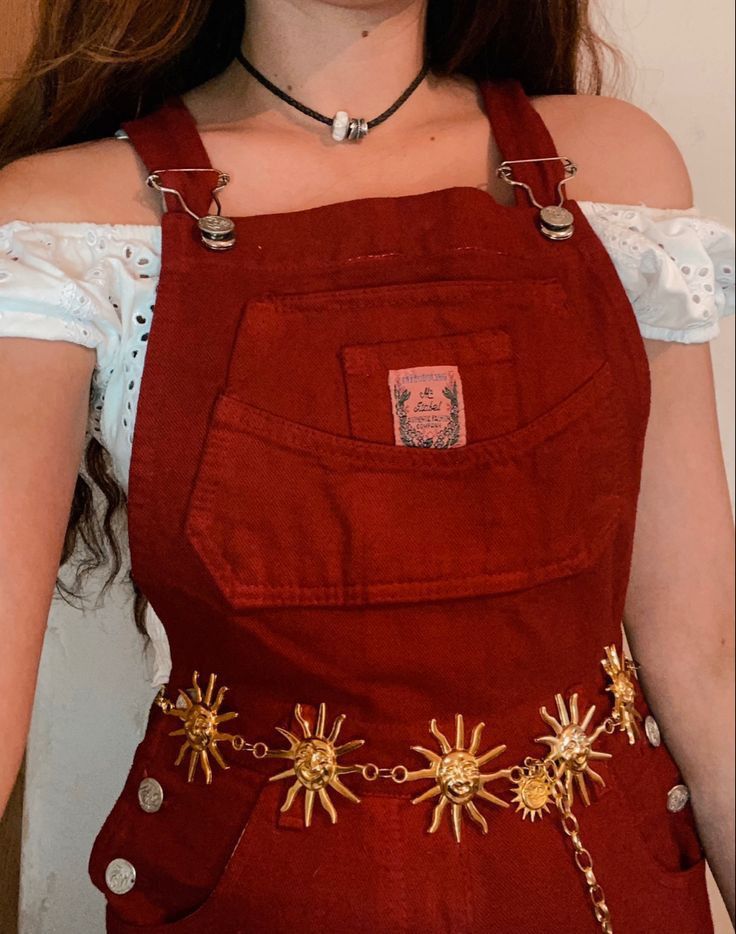 Artsycore Outfits, Women Dungarees Outfits, Clothes For Artists, Colored Overalls Outfit, Painting Outfit Aesthetic, Red Overalls Outfits, Sun Aesthetic Outfit, Artistic Style Clothing, Artistic Outfits Aesthetic