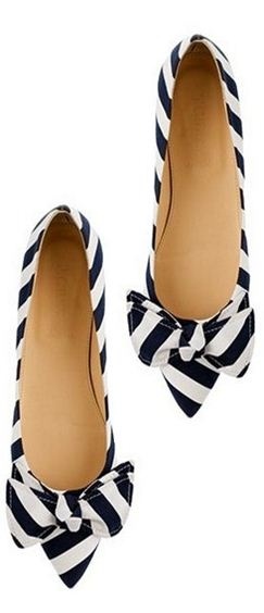 Striped bow flats? Yes, please! #ilovejcrew Striped Flats, Casual Chique, Bow Flats, Fashion Hub, Crazy Shoes, Shoe Obsession, Beautiful Shoes, Cute Black, Flat Shoes