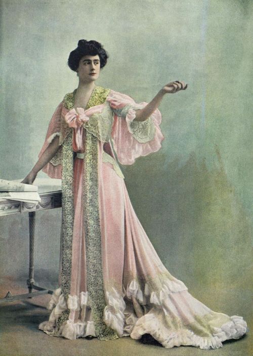 Edwardian Tea Gown, Edwardian Women, Victorian Tea Party, Mariano Fortuny, 90s Fashion Outfits Hip Hop Party, Tea Gown, Bijoux Art Nouveau, Tea Dresses, Outfit Ideas For Church