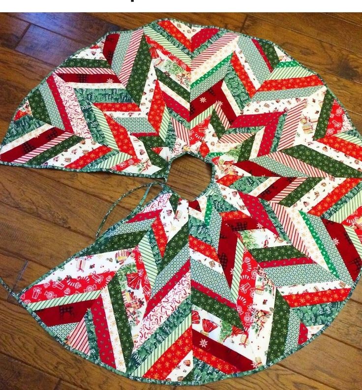 a quilted christmas tree skirt sitting on top of a wooden floor with text overlay