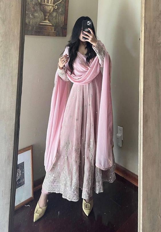 Birthday Dresses For Women Indian, डि�जाइनर कपड़े, Pink Anarkali, Trendy Outfits Indian, Anarkali Dress Pattern, Traditional Indian Dress, Casual Indian Fashion, Desi Fashion Casual, Pakistani Fancy Dresses