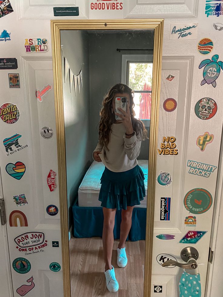 Skirt outfit | school outfit | ruffle skirt | navy blue skirt | fall outfits | school fit check Skirt Outfit School, Skirt Fall Outfits, Fall Outfits School, Outfit School, Skirt Outfits Fall, Fall Outfits For School, School Fit, Navy Blue Skirt, School Fits