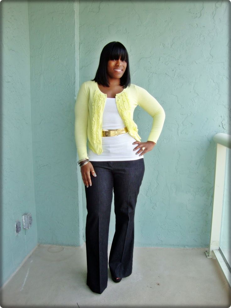 Adding a belt to the t-shirt takes this from casual up a step. Could see wearing something like this to work with slacks. She is polished! Curves And Confidence, Miami Style, Look Office, Work Wear Outfits, Yellow Cardigan, Mode Casual, Outfit Trends, Style Blogger, Dress For Success