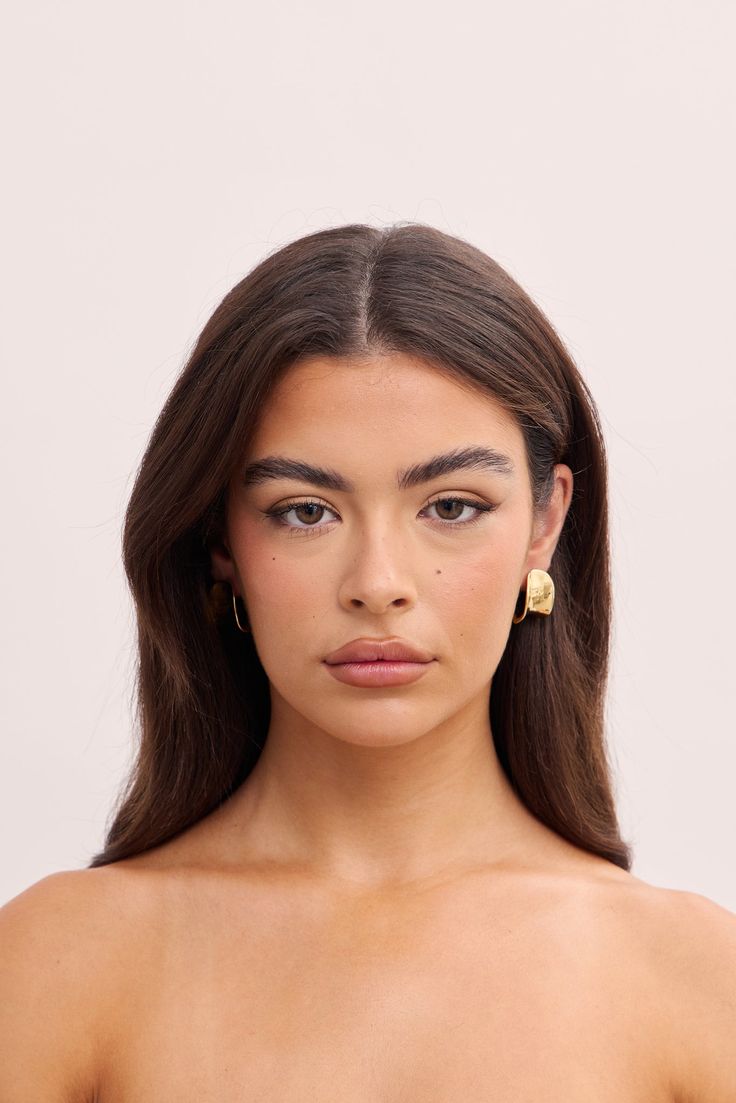 The Aura Earrings make a timeless statement. With a vintage vibe and modern edge, these earrings are the perfect marriage of classic and contemporary. Every detail is carefully considered, making the Aura Earrings an ideal choice for any occasion. 18K Gold Plated lightweight Hypoallergenic Posts 19.5mm x 24.5mm Gold Plated Single Bridal Earring, Delicate Gold Clip-on Earrings, Brass Drop Pearl Earrings, Gold Minimalist Earrings For Evening, Minimalist Gold Bridal Drop Earrings, Modern Bridal Earrings For Wedding, Chic Tarnish-resistant Earrings For Wedding, Modern Gold Plated Earrings For Wedding, Minimalist Gold Bridal Earrings