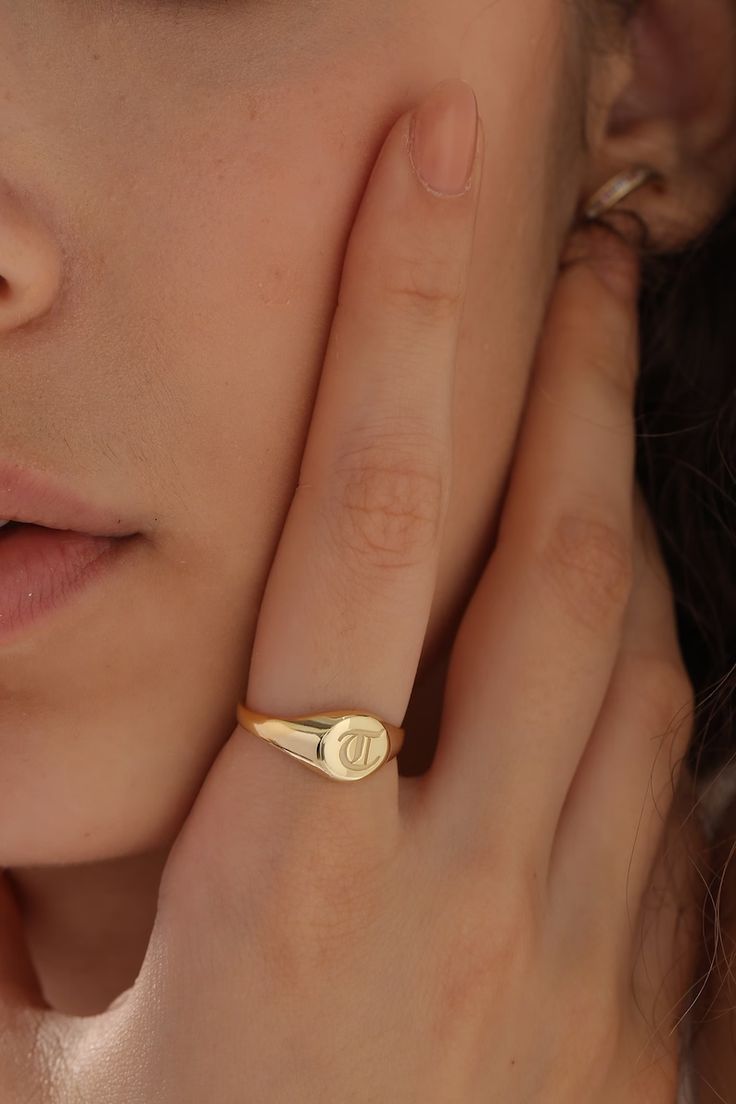 Signet Rings Women Vintage, Signet Rings Women, Signet Rings, Handmade Jewel, English Design, Gold Ring Designs, Silver Signet Ring, Gold Signet Ring, Initial Ring