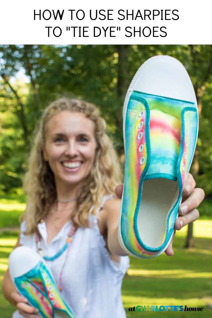 a woman holding up her shoes with the words how to use sharpies to tie dye shoes