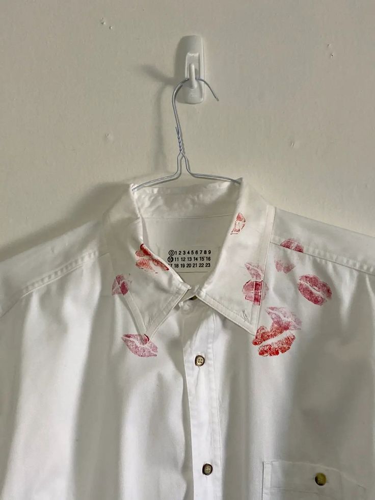 one of the 45 margiela artisanal « Kiss� » shirts that exists in the world Kiss Shirt Outfit, Margiela Kiss Shirt, Lipstick Stain, Men's Tops, Outfit Look, Raf Simons, Aesthetic Outfits, Shirt Outfit