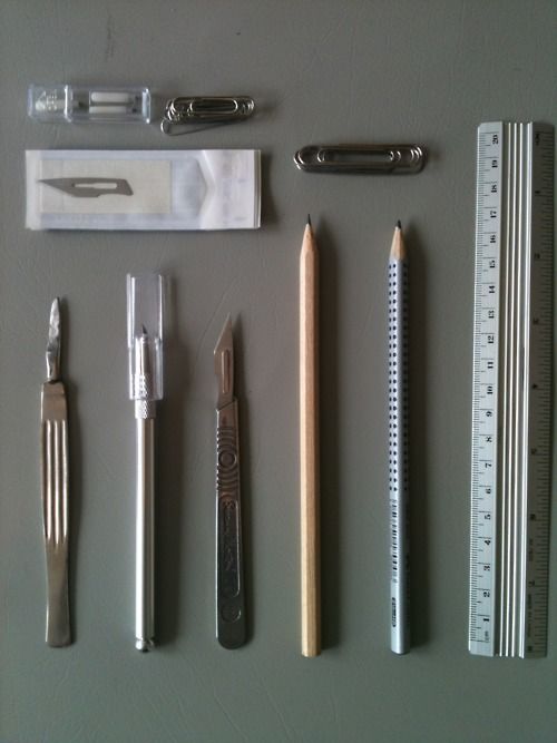 there are many different types of tools on the table