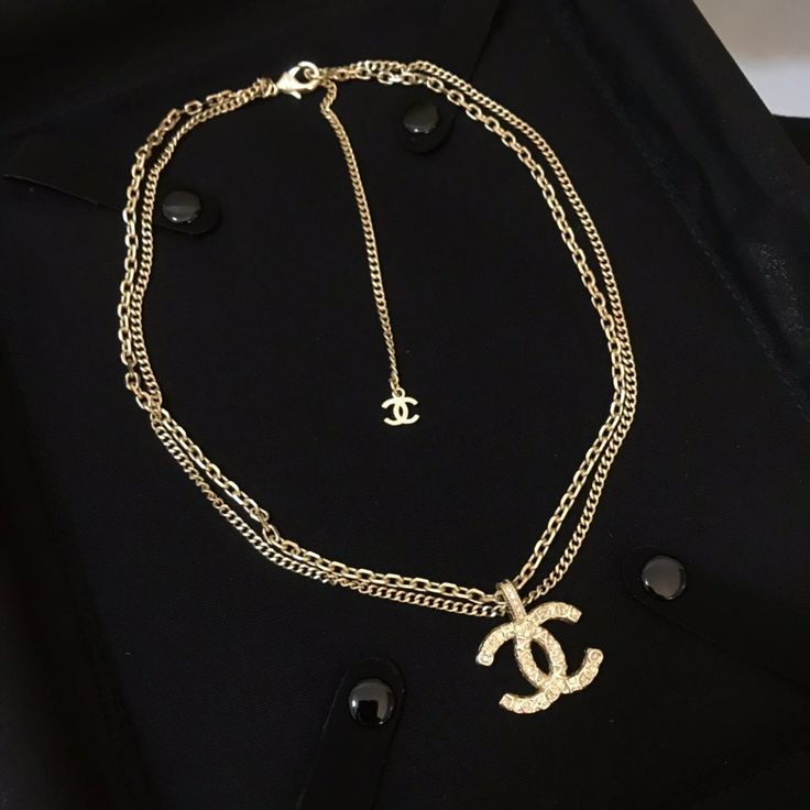 PRODUCT���DETAILS Includes Shipping bags, dustbag sleeper, care manual, booklet, tag.Material: Sterling gold over stainless steel Chanel Gold Necklace, Holiday Necklace, Luxury Jewellery, Jewelry Accessories Ideas, Luxury Necklace, Jewelry Lookbook, Timeless Handbag, Evening Clutch Bag, Bags Designer Fashion