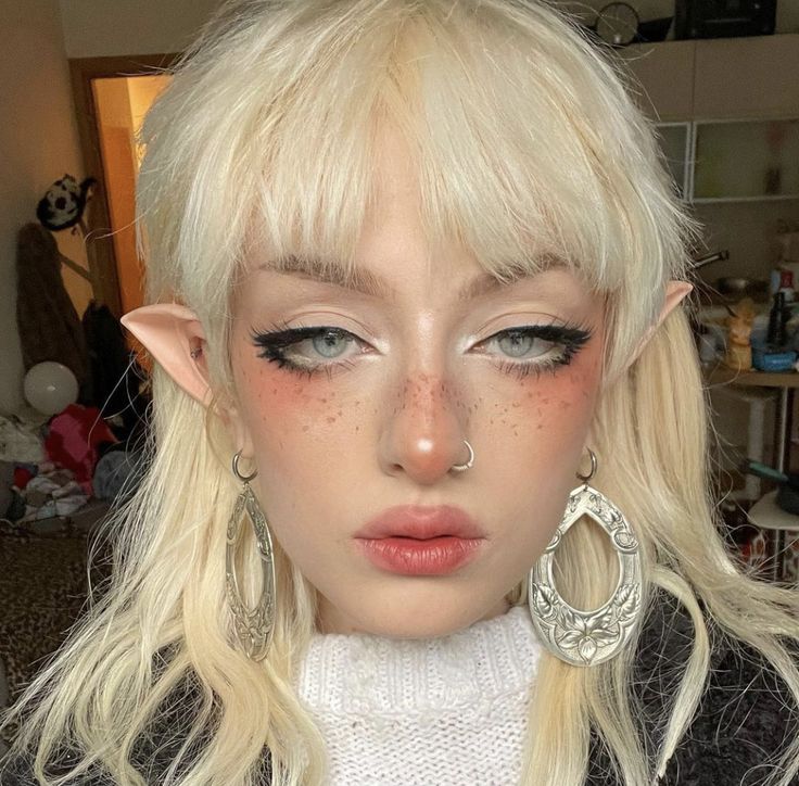 makeup 
fairy
eve frsr Elf Kostüm, Look Grunge, Alternative Makeup, Cool Makeup Looks, Fairy Makeup, Elf Makeup, Edgy Makeup, Cute Makeup Looks, Creative Makeup Looks