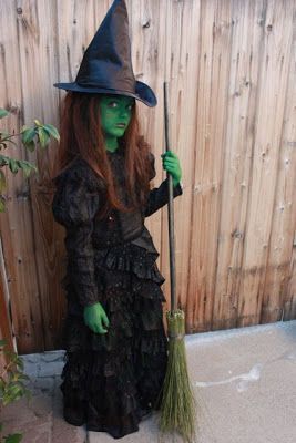 Halloween 09: Princess as Elphaba | This Mama Makes Stuff Scary Witch Diy Costume, Diy Costumes For Kids, Scary Witch Costume, Elphaba Costume, Wicked Witch Costume, Kids Witch Costume, Witch Costume Diy, Halloween Trends, Scary Witch