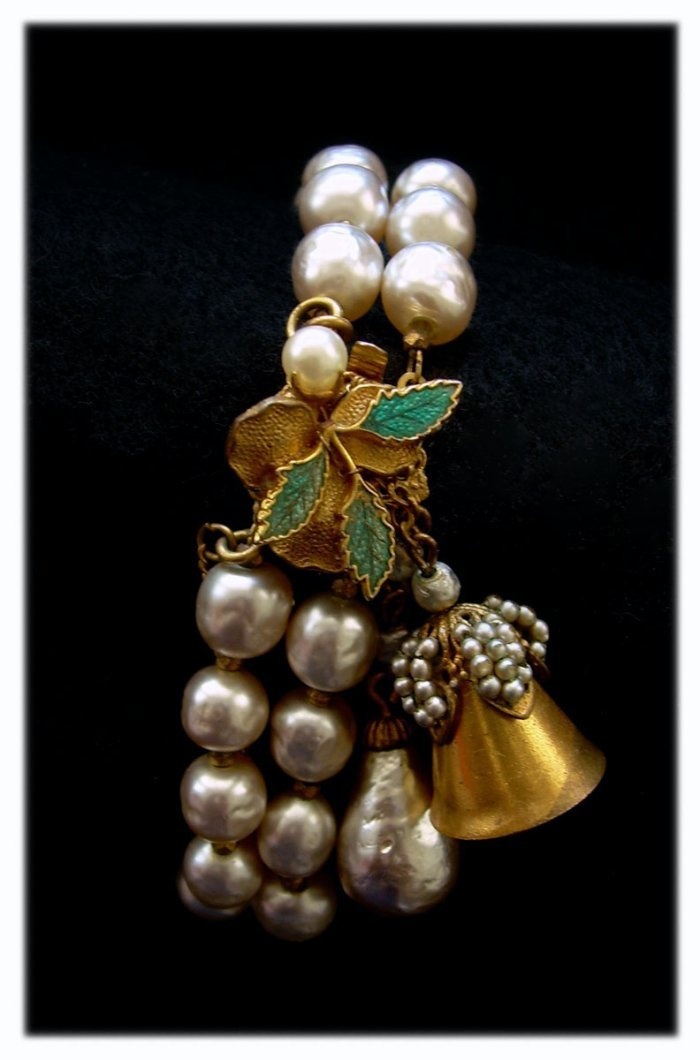 Miriam Haskell baroque pearl charm bracelet with a large pearl and a tinkling bell dangles. Via Suzan Zahavi Pearl Charm Bracelet, Miriam Haskell Jewelry, Antique Bracelets, Miriam Haskell, Precious Jewels, Pearl Charms, Vintage Jewels, Gold Jewelry Fashion, Vintage Costume Jewelry