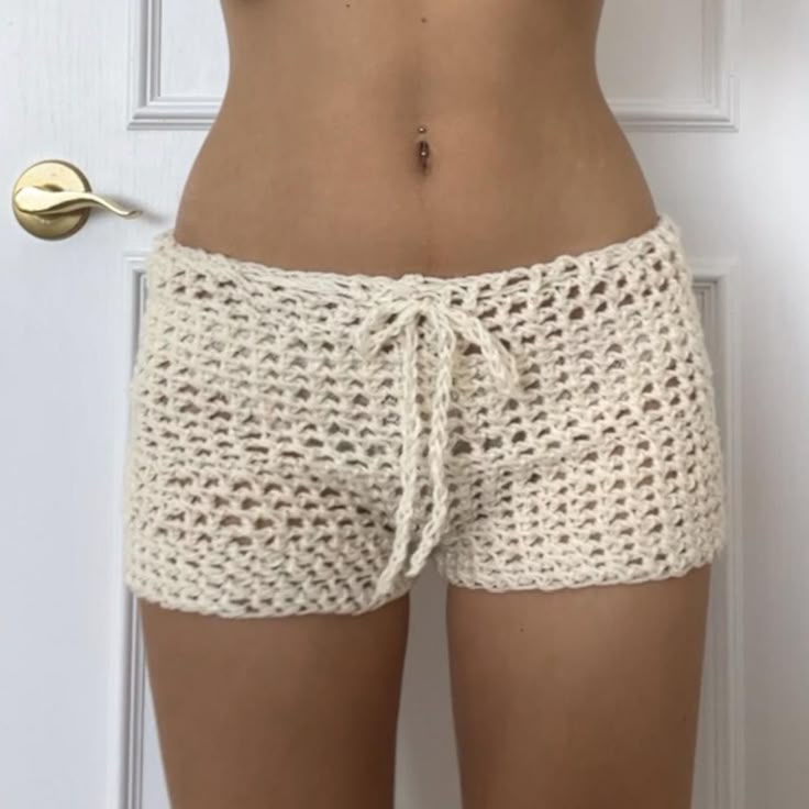 Natural Outfit, Crochet Pants, Mode Crochet, Crochet Clothing And Accessories, Crochet Shorts, Crochet Inspo, Crochet Fashion Patterns, Fun Crochet Projects, Diy Crochet Projects