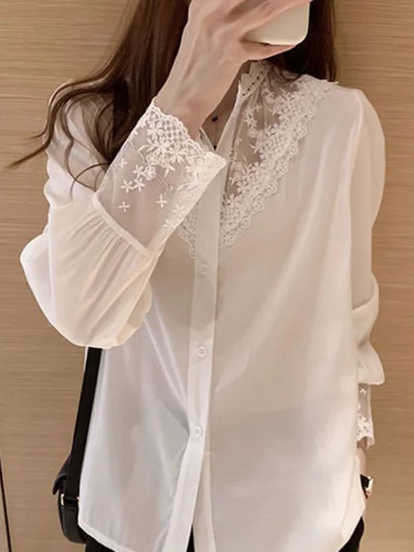 Blusa hueca con abertura y encaje blanco y negro urbano Patchwork Shirts Women, Patchwork Shirt, Aesthetic Women, Elegant Blouses, Elegant Shirt, Daily Dress, Chic Woman, Lace Sleeves, Summer Shirts