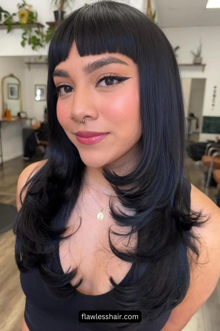 ¡Una combinación increíble! Un flequillo despuntado y fluido mezclado con la suavidad del corte mariposa: dos opuestos que definitivamente se atraen.// Crédito de la foto: instagram @dreamhairbycelaa Baby Bangs Long Hair, Black Hair Bangs, Hair Muse, Layered Haircuts With Bangs, Layered Hair With Bangs, Long Length Hair, Hair Inspiration Long, Hairdos For Curly Hair, Colour Ideas