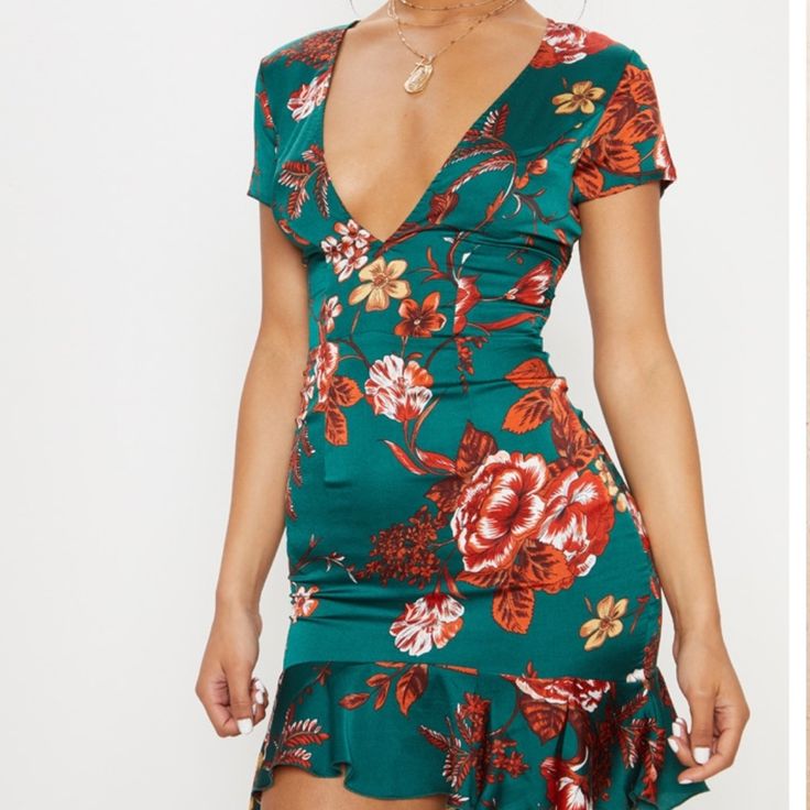 Brand New Dress Us Size 1x And Uk Size 22 V-neck Floral Print Dress For Night Out, Flirty V-neck Floral Print Dress, Green V-neck Floral Print Mini Dress, V-neck Floral Bodycon Dress For Night Out, V-neck Floral Print Bodycon Dress For Night Out, Floral Print V-neck Bodycon Dress For Night Out, Green Floral Print V-neck Mini Dress, Floral Print V-neck Midi Dress For Night Out, Short Sleeve Floral Print Dress For Date Night