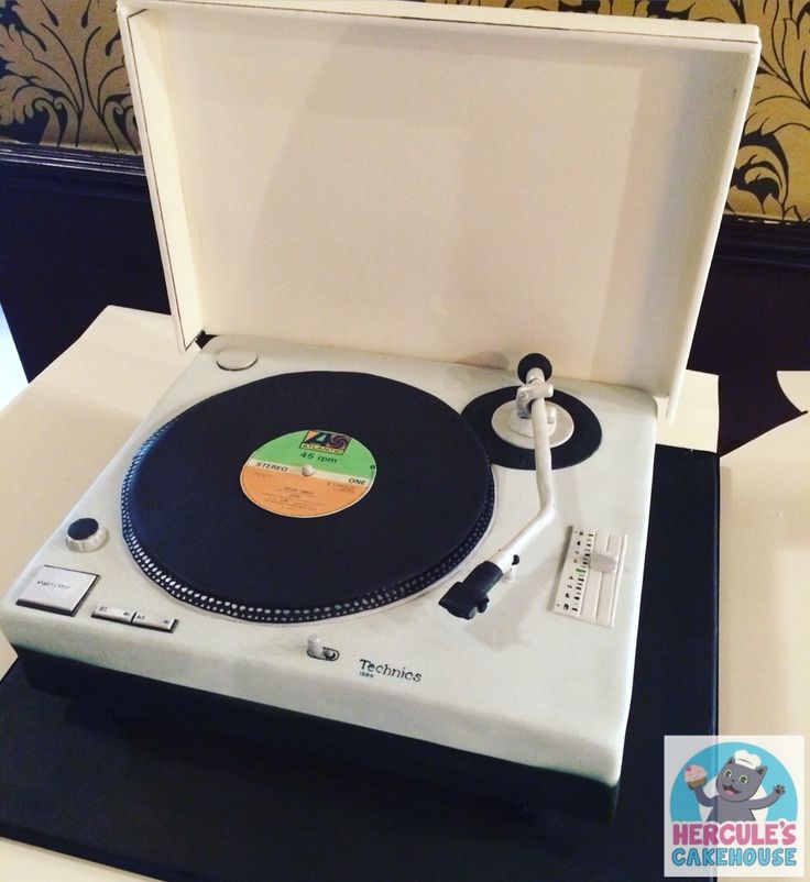 an old record player is sitting in a case