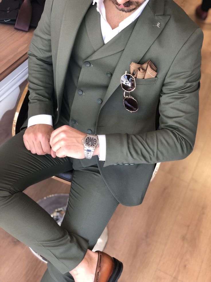 Pin de Mikael Nordenknekt em Dress up em 2022 | Terno casamento, Terno noivo, Ideias pra casamento Groomsmen Green Suit, Olive Green Suit Men Wedding, Olive Suit Men, Men Wedding Suits Modern, Groom Suit Green, Green Groomsmen Suits, Suite Men, Best Wedding Suits For Men, Green Suit Men