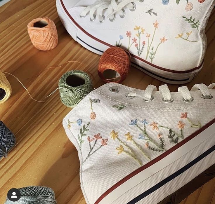 Embroidered Converse, Custom Converse, Embroidery Shoes, Pola Sulam, Embroidered Shoes, Embroidery On Clothes, Cute Embroidery, Hype Shoes, Aesthetic Shoes