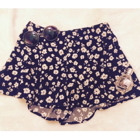 Black + White Daisy Shorts // Size: Small // Brand: Blu Pepper // Tobi.Com // Brand New // Never Worn // High Waisted // Styles Best With Cropped Tank Or Sweater // Trendy Floral Print Shorts For Day Out, Cute Floral Print Summer Bottoms, Cute Summer Floral Print Bottoms, Chic Floral Print Shorts For Day Out, Cute Fitted Bottoms For Day Out, Trendy Floral Print Shorts, Cute Floral Print Bottoms For Beach, Cute Floral Print Beach Bottoms, Cute Summer Bottoms For Day Out