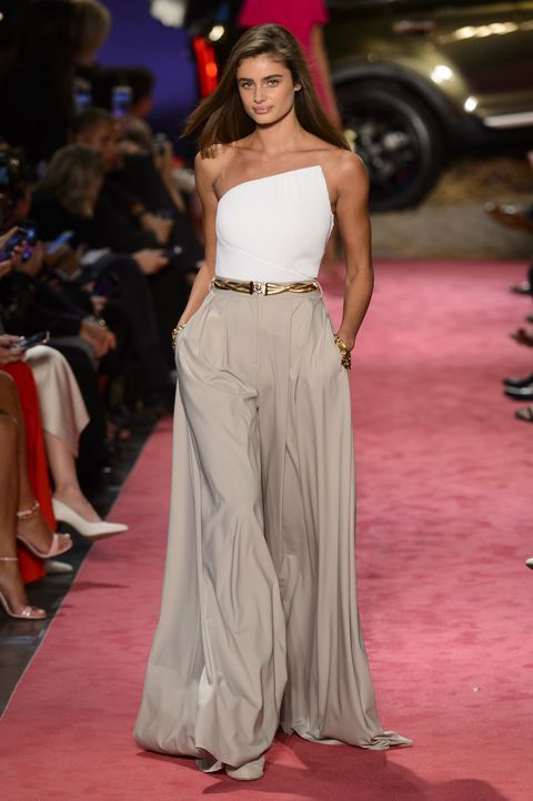 style inspiration + fashion + runway + Brandon Maxwell | Julie de la Playa spring fashion trends, high waisted pants, summer top Outfit Essentials, Brandon Maxwell, Outfit Chic, Pants Summer, Fashion Runway, Outfit Trends, Inspiration Fashion, Spring Fashion Trends, Mode Inspo