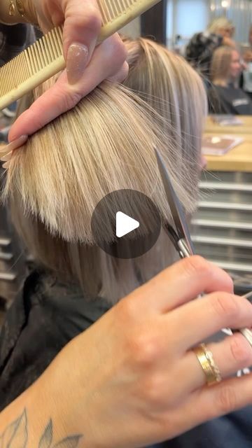 Kristen Cafero on Instagram: "Yes, I’m very aware that my comb has color stains (but it’s my fave cutting comb 😜) Shattering the ends to create movement on this lob ✨ shears are @hanzonation   @behindthechair_com @thebtcteam #hanzo #hanzonation #haircut #haircutvideo #behindthechair #thebtcteam #btcreelquickie  @oneshothairawards  #btconeshot2024_cutvideo  #oneshothairawards" Shoulder Length Layered Bob Haircut, Shattered Ends Haircut, Bobs And Lobs Haircut, Rounded Lob Haircut, Medium Length Razored Haircut, Short Lob Haircut For Fine Hair, Full Bob Haircut, How To Cut A Lob Haircut Diy, Med Hair Styles For Women