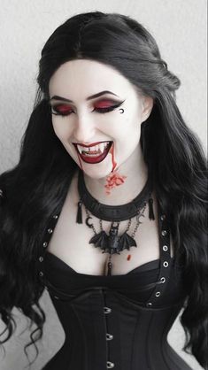 Vampyr Smink, Maquillage Halloween Vampire, Vampire Hair, Vampire Makeup Halloween, Vampire Fashion, Creepy Halloween Costumes, Kostuum Halloween, Vampire Look, Vampire Makeup