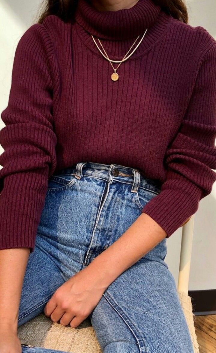 Maroon Sweater Outfit, Sweater Best, Outfits For Ladies, Maroon Outfit, Gala Fashion, Burgundy Fashion, Casual Chique, Maroon Sweater, Winter Outfit Inspiration