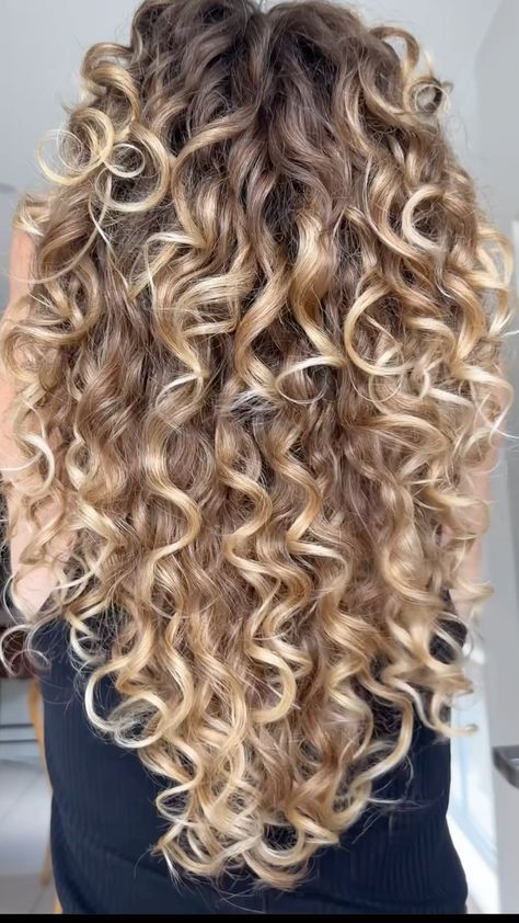 Discover 10 Gorgeous Fall Bronde Balayage Ideas to Elevate Your Look and transform your hair into a stunning autumn masterpiece! These bronde balayage styles feature rich, warm tones that enhance your natural beauty and keep your locks looking fresh and vibrant. Embrace the fall season with these trendy hair color ideas. 🌟🍁💇‍♀️ #FallHair #BrondeBalayage #HairColorTrends #Balayage #HairGoals #HairInspo #TrendyHair #BrondeBeauty Blonde Highlights On Brown Hair Curly, Blonde Highlights Curly, Balayage Curly Hair, Curly Balayage Hair, Blonde Highlights Curly Hair, Fall Bronde Balayage, Trendy Hair Color Ideas, Balayage Styles, Balayage Ideas