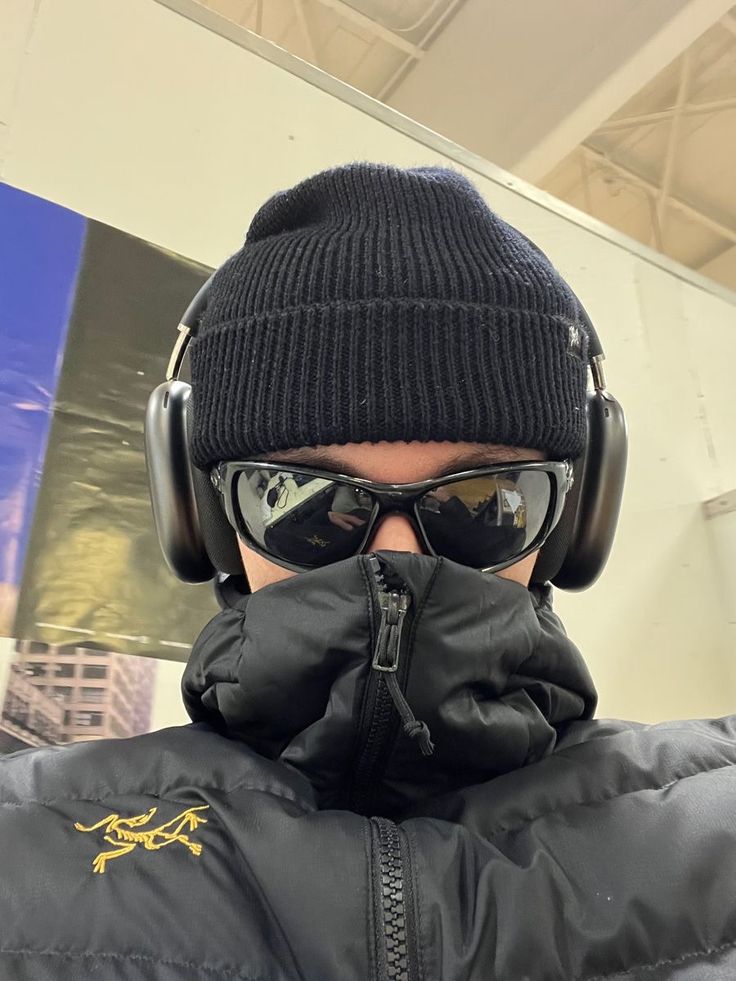 Headphone Guy Aesthetic, Men Wearing Beanies, How To Style A Beanie Men, Winter Skater Outfits Men, Beanie Outfit Men Aesthetic, Men Model Aesthetic, Arc’teryx Outfit, Men Beanie Outfit, Arc Teryx Outfit