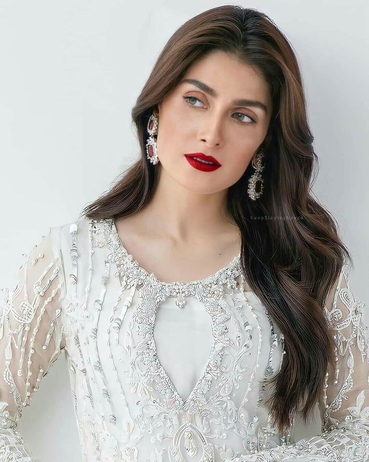 Saniya Mirza, Makeup For White Dress, Pakistani Makeup Looks, Ayza Khan, Pakistani Makeup, Asian Wedding Dress Pakistani, Pakistan Dress, Sparkly Makeup, Bridal Makeup Images