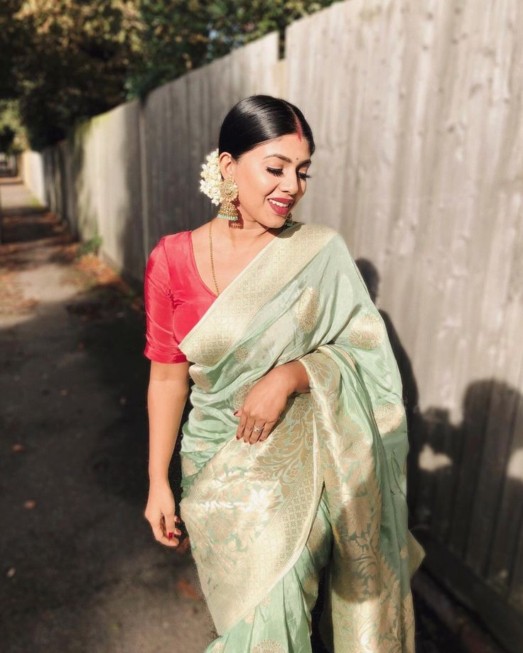 Green Banarasi Saree, The Name Of The Wind, Trendy Saree, Indian Sari Dress, Wedding Destinations, Saree Fashion, Wedding Saree Collection, Saree Poses, Indian Fashion Saree